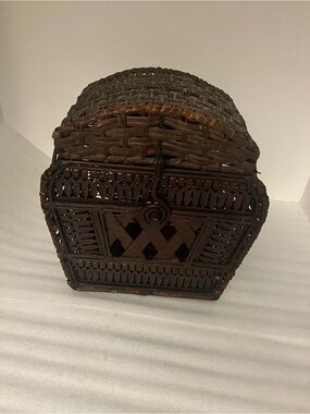 Small Brown Rectangular Wicker Lidded Basket, Vintage Rustic Indoor Decor 10x9x6